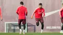 Bek Barcelona, Gerard Pique, berlari saat latihan jelang laga Liga Champions di Barcelona, Senin (16/4). Barcelona akan berhadapan dengan Manchester United. (AP/Joan Monfort)