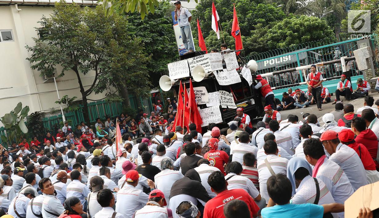 Ratusan Awak Mobil Tangki Unjuk Rasa Di Gedung Kementerian Ketenagakerjaan News Liputan6 Com