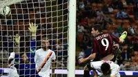 Mattia Destro (C top) heads the ball to score during the Serie A football match between AC Milan and AS Roma at San Siro Stadium in Milan on May 9, 2015. AFP PHOTO / GIUSEPPE CACACE