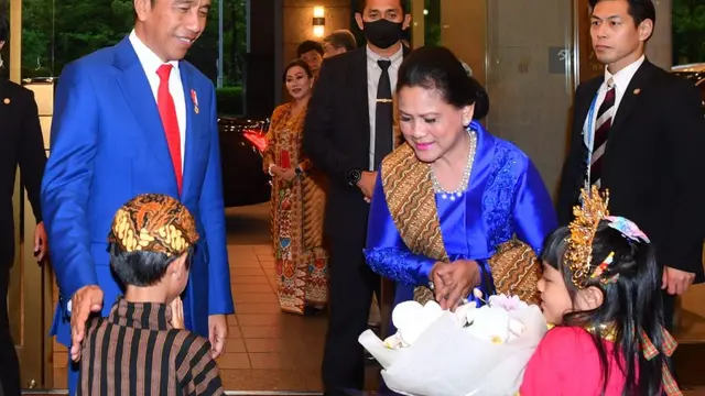 Presiden Jokowi beserta Ibu Iriana Jokowi saat tiba di hotel tempatnya bermalam di Hiroshima, Jepang, pada Jumat (19/05/2023) disambut putra-putri Indonesia yang berpakaian nasional dan memberikan bunga. (BPMI Setpres/Rusman)