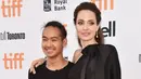 Tak ketinggalan, Angelina Jolie pun dikabarkan miliki hubungan yang sangat kuat dengan Maddox usai bercerai dari Brad Pitt. (POPSUGAR Australia)