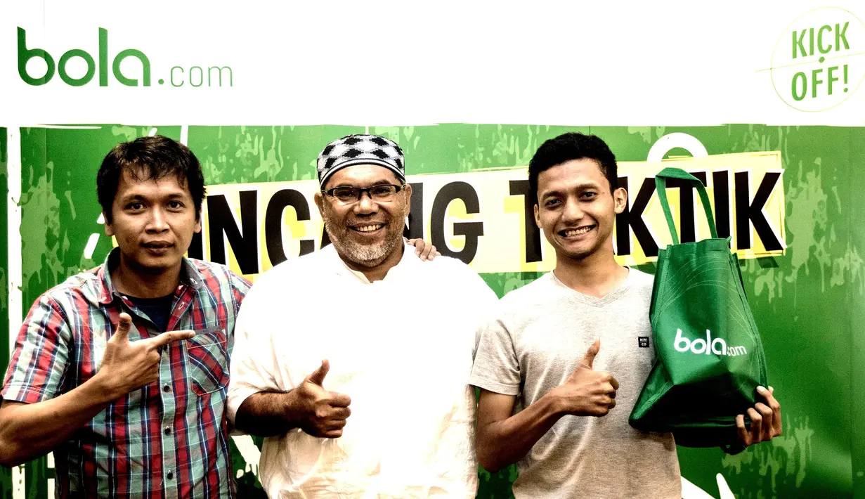 Editor Bola.com, Ario Yosia bersama Pelatih Borneo FC U-21, Iwan Setiawan dan Analis Taktik Kick Off, Noval Azis, usai menjadi pembicara pada diskusi Bincang Taktik di Kantor Bola.com, Jakarta, Rabu (16/11/2016). (Bola.com/Vitalis Yogi Trisna)