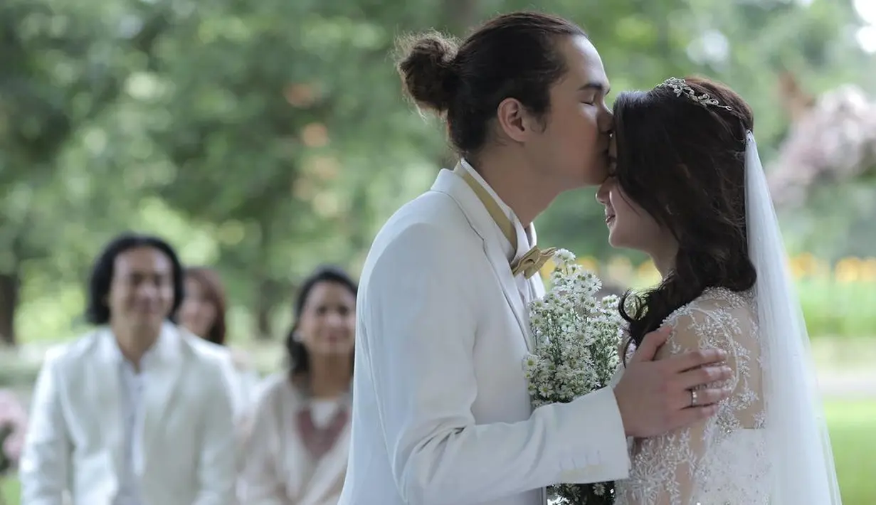 Aktris muda yang satu ini pun selalu berdoa agar kekasihnya tidak bersikap cuek kepadanya. Akhirnya doanya pun terkabul dan kini Dul jadi sangat perhatian. Bisa dibilang bucin atau budak cinta. "Eh tahunya tiba-tiba sekarang jadi bucin," ucapnya.  (Instagram/tissabiani)