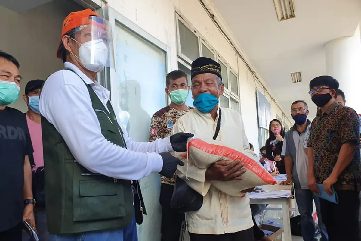 Wali Kota Manado GS Vicky Lumentut menyerahkan bansos kepada para tokoh agama di Manado.