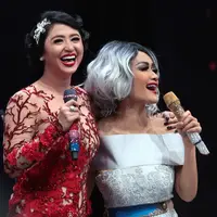 Perdamaian antara Julia Perez dan Dewi Perssik benar-benar ada. Bahkan keduanya dikabarkan punya rencana untuk duet bersama. (Deki Prayoga/Bintang.com)