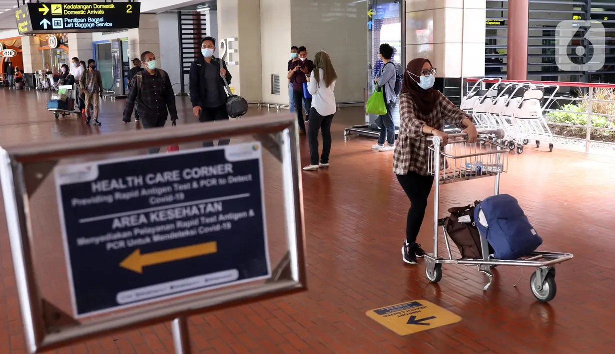 Sejumlah penumpang pesawat berjalan keluar dari Terminal 2 Bandara Soekarno Hatta, Tangerang, Banten, Selasa (18/5/2021). Berdasarkan data pengelola Bandara Soekarno Hatta pada hari pertama ascalarangan mudik, tercatat ada 76.942 pergerakan penumpang. (Liputan6.com/Angga Yuniar)