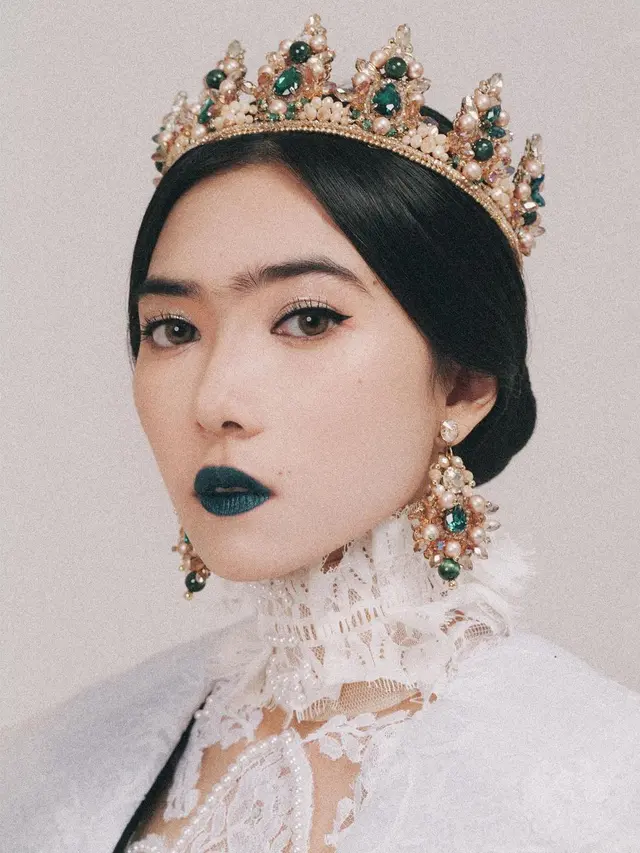 6 Gaya Pemotretan Isyana Sarasvati dalam Single Terbarunya, Bak Ratu Eropa