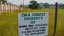 Tanda di pintu masuk hutan virus Zika di Uganda, 29 Januari 2016. Hutan ini merupakan lokasi pertama kali ditemukannya virus Zika pada April 1947 setelah pengujian menggunakan monyet-monyet oleh ilmuwan. (ISAAC KASAMANI/AFP)
