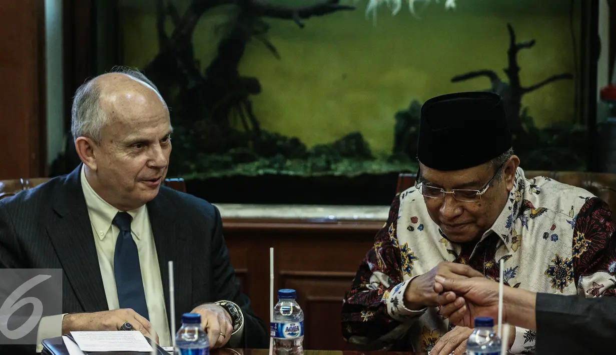 Joseph R Donovan (kiri) berbincang dengan Said Aqil Siradj saat kunjunganya di Gedung PBNU, Jakarta, Kamis (2/2). (Liputan6.com/Faizal Fanani)