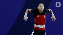 Lifter Windy Aisyah bersiap melakukan angkatan saat SEA Games 2019 cabang angkat besi nomor 49 kg di Stadion Rizal Memorial, Manila, Minggu (1/12/2019). Windy Aisyah meraih emas dengan total angkatan 104 kg. (Bola.com/M Iqbal Ichsan)