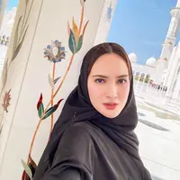 Shandy Aulia ke Masjid Agung Sheikh Zayed Abu Dhabi. [@shandyaulia]