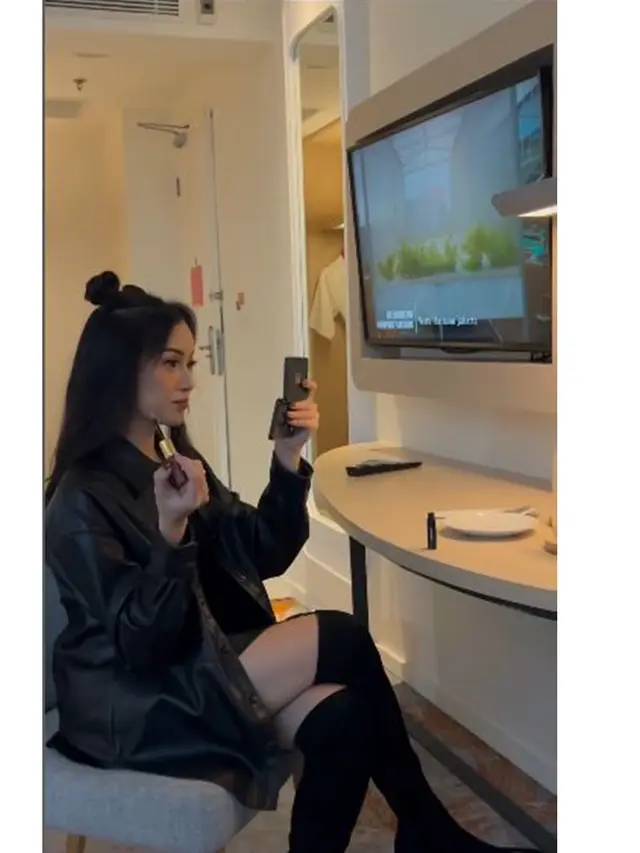 6 Potret Dara The Virgin yang Tampil Makin Tirus, Disebut Mirip Ussy Sulistiawaty
