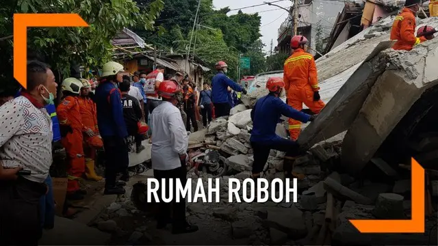 Proses evakuasi korban rumah roboh di Jalan Pulo, Tanah Tinggi, Johar Baru, Jakarta Pusat. Diperkirakan ada 5 orang terjebak di puing bangunan.