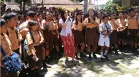 Rieke Dyah Pitaloka menghibur pengungsi Gunung Agung. (Liputan6.com/ Dewi Divianta)