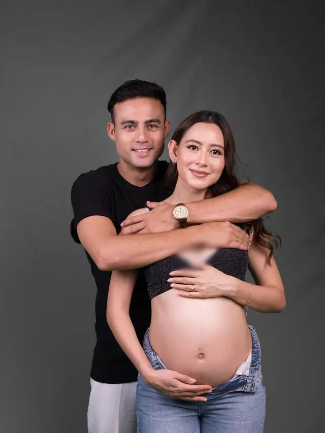6 Momen Maternity Shoot Laura Theux dan Indra Brotolaras, Pamer Baby Bump