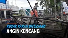 Hujan disertai angin kecang menerjang sejumlah tempat Sabtu (5/3) sore. Salah satunya di daerah Tangerang yang merobohkan baliho besar.
