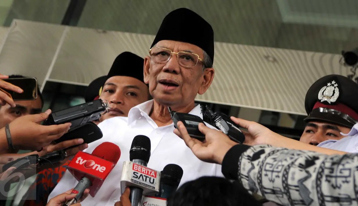 Anggota Dewan Pertimbangan Presiden (Watimpres) KH. Hasyim Muzadi (tengah) memberikan keterangan kepada wartawan di gedung KPK, Jakarta, Senin (18/1). Kedatangan Hasyim ke KPK dalam rangka silaturahmi dengan lima pimpinan KPK. (Liputan6.com/Helmi Afandi)