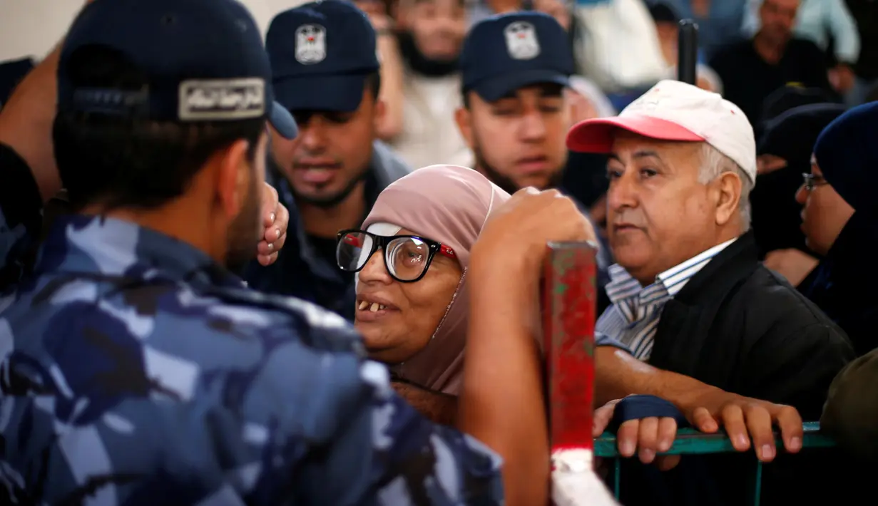 Seorang wanita saat ia meminta izin perjalanan untuk menyeberang ke Mesir melalui perbatasan Rafah setelah dibuka selama dua hari oleh pemerintah Mesir, di selatan Jalur Gaza 11 Mei 2016. (REUTERS / Suhaib Salem)