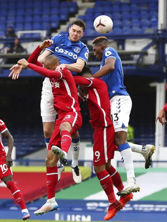 Pemain Everton Michael Keane (kiri atas) mencetak gol ke gawang Liverpool pada pertandingan Liga Premier Inggris di Stadion Goodison Park, Liverpool, Inggris, Sabtu (17/10/2020). Pertandingan berakhir dengan skor 2-2. (Cath Ivill/Pool via AP)