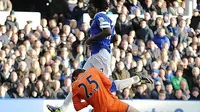 [VIDEO] Kiper Spurs Terbentur Lutut Lukaku, Skor Berakhir Imbang
