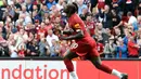 Gelandang Liverpool, Sadio Mane, merayakan gol yang dicetaknya ke gawang Newcastle pada laga Premier League di Stadion Anfield, Liverpool, Sabtu (14/9). Liverpool menang 3-1 atas Newcastle. (AFP/Paul Ellis)