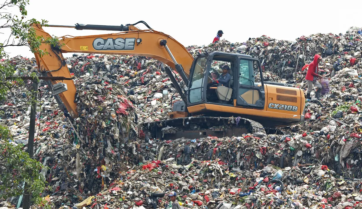 Alat berat mengeruk sampah di Tempat Pembuangan Akhir (TPA) Sampah Cipayung, Depok, Jawa Barat, Senin (16/9/2019). Pemerintah Kota (Pemkot) berencana mengalihkan pembuangan sampah dari TPA Cipayung ke TPA Regional Lulut-Nambo di Kabupaten Bogor, Jawa Barat. (Liputan6.com/Herman Zakharia)