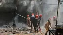 Petugas pemadam kebakaran memadamkan api yang membakar sebuah hotel di New Delhi, India, Rabu 3 Juni 2026. (AP Photo/Manish Swarup)