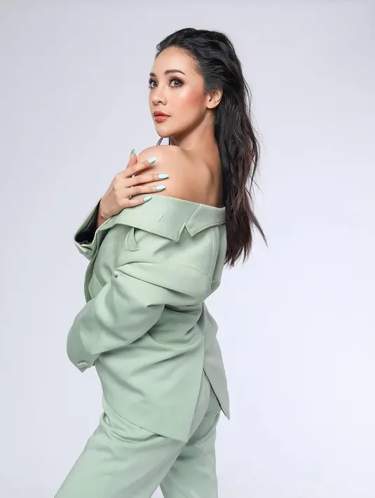 Gaya simpel tapi tetap stylish seperti yang dipakai Anya ini membuatnya kian memsona. Atasan jas off shoulder dipadukan dengan celana kain warna senada membuatnya tampil modis. (Liputan6.com/IG/@anyageraldine)