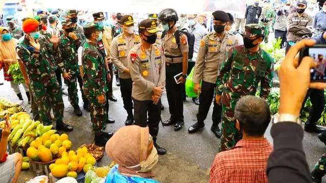 Panglima TNI Marsekal Hadi Thajanto dan Kapolri Jenderal Idham Aziz ketika meninjau pasar di Pekanbaru.