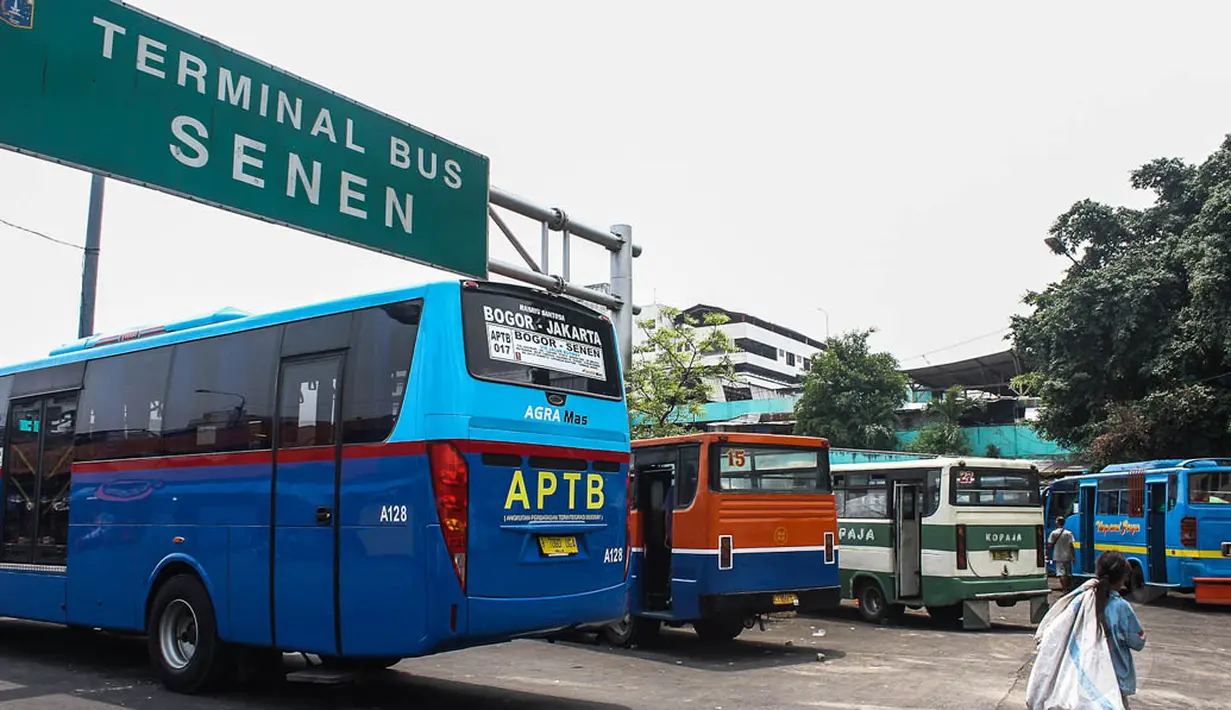 Dinas Perhubungan DKI Jakarta akan merevitalisasi Terminal Senen karena kondisinya kumuh dan tidak tertata. Foto diambil pada Kamis (6/11/2014). (Liputan6.com/Faizal Fanani) 