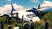 Pesawat barang jenis Antonov yang dicarter pihak Bulog terperosok sekitar 350 m dari landasan bandara Wamena, Papua, Kamis (28/1). Diduga kecelakaan terjadi akibat kerusakan pada rem pesawat. (Antara)
