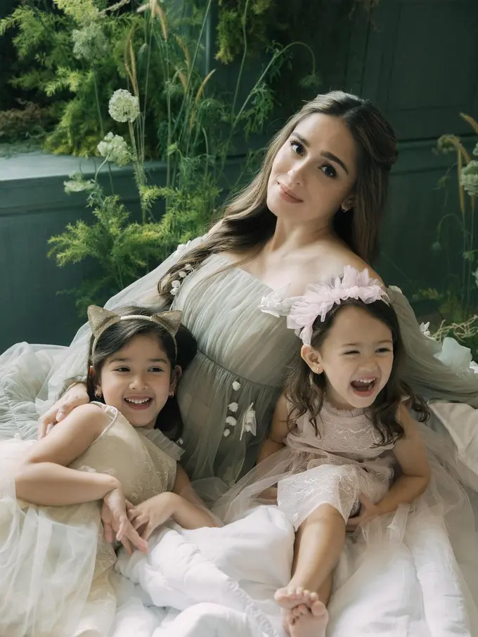 Yasmine Wildblood bersama dua anaknya yang cantik (Instagram/yaswildblood)