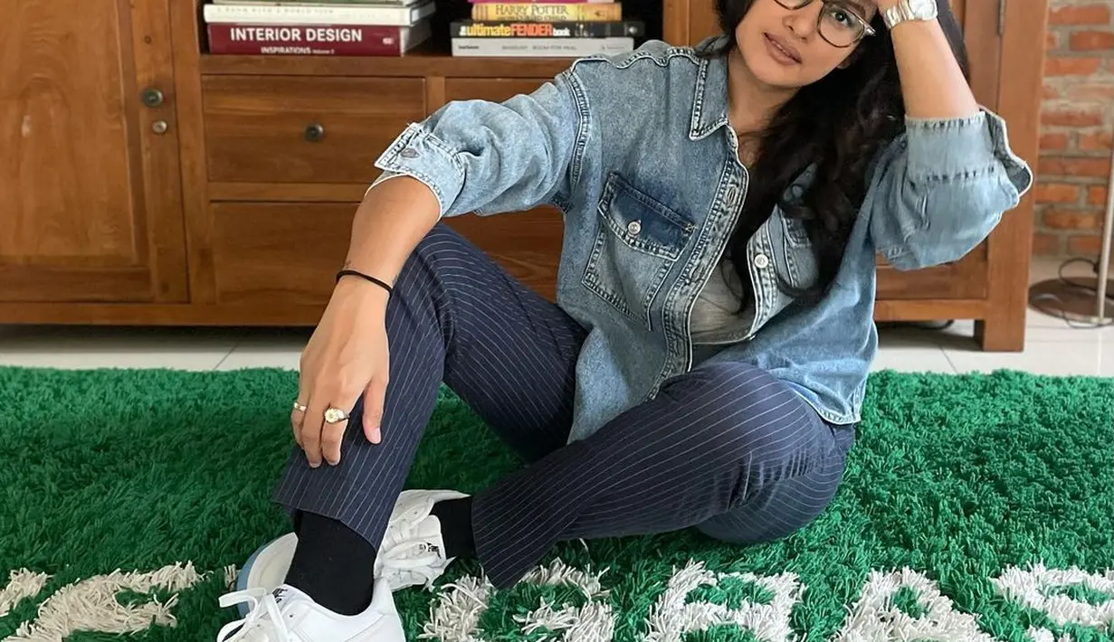 Kali ini, Raaihanun tampil dengan padu padan kemeja jeans, long pants bergaris, dan sneakers. [Foto: IG/raihaanun].