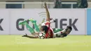 Pemain PS TNI, Ganjar Mukti dan pemain Persija, Bruno Silva (kiri)  terjatuh usai duel pada laga Liga 1 2017 di Stadion Pakansari, Bogor, (8/6/2017). (Bola.com/Nicklas Hanoatubun)