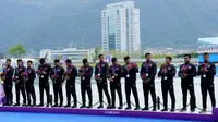 Dari nomor Men's Dragon Boat 500m, Zubakri dkk cuma kalah dari China, yang mampu finis terdepan dengan waktu 2 menit 09,152 detik. Sementara tim Indonesia menyusul pada posisi kedua dengan waktu 2 menit 09,165 detik atau selisih 0,013 detik dari tuan rumah. (AP Photo/Eugene Hoshiko)