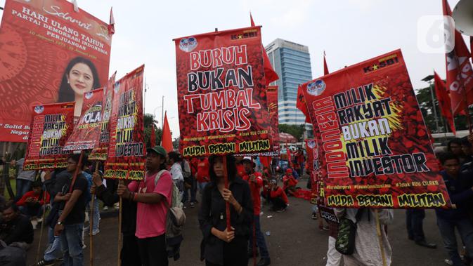 Buruh yang tergabung dalam Gerakan Buruh Bersama Rakyat (Gebrak) menggelar demonstrasi di depan Gedung DPR, Jakarta, Senin (13/1/2020). Massa menyuarakan penolakan mereka terhadap Omnibus Law Rancangan Undang-Undang Cipta Lapangan Kerja. (Liputan6.con/Johan Tallo)