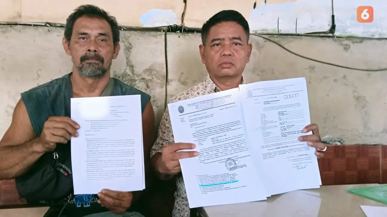 Ahli waris penghuni rumah dan lahan di Jalan Badak Nomor 52 Makassar, Stefanus Djaya bersama kuasa pendamping hukum keluarga ahli waris, Yakobus memberikan keterangan pers (Liputan6.com/Eka Hakim)