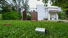 Sebuah tabung gas air mata bekas terletak di pintu masuk kediaman resmi Perdana Menteri Sri Lanka Mahinda Rajapaksa 'Temple Trees', sehari setelah diterobos oleh para pengunjuk rasa di Kolombo pada 10 Mei 2022. PM Sri Lanka Mahinda Rajapaksa mengundurkan diri di tengah gelombang demonstrasi massal yang memprotes cara pemerintah menangani krisis ekonomi. (ISHARA S. KODIKARA / AFP)