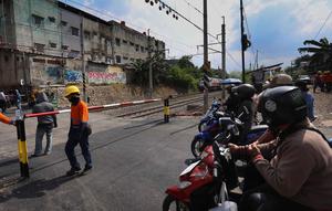 Sebagai informasi, sebelumnya perlintasan sebidang ini tidak resmi atau liar serta tidak memiliki palang pintu. Tampak dalam foto, aktivitas pekerja dari PT Kereta Api Indonesia (KAI) Daop 1 Jakarta saat proses pemasangan palang pintu di perlintasan sebidang Jalan Ampera, dekat Stasiun Bekasi Timur, Bekasi, Jawa Barat. (Kapanlagi.com/Budy Santoso)