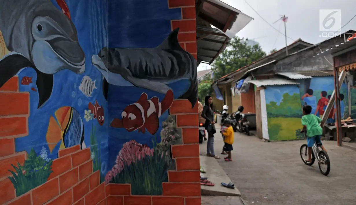 Aktivitas warga di sekitar mural 3D  yang menghiasi Kampung Pekayon Jaya, Bekasi, Kamis (14/6). Gambar 3D dibuat dengan sejumlah tema berupa taman bermain anak-anak, dasar laut dan pantai, serta hutan dan fauna. (Merdeka.com/ Iqbal S. Nugroho)