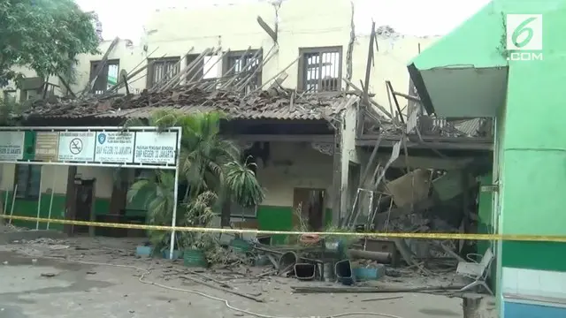 VIDEO: Aula SMP 32 Pekajon Roboh, Beberapa Orang Terjebak