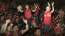 Sejumlah pendukung Liverpool merayakan gol yang dicetak Christian Benteke ke gawang Manchester United saat nonton bareng bersama Bola.com di Alibaba Futsal, Bekasi, Minggu (13/9/2015). (Bola.com/Vitalis Yogi Trisna)