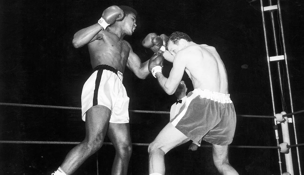 Muhammad Ali saat berhadapan dengan Henry Cooper di Stadion Wembley di London, Inggris (18/6/1963). Ali wafat pada usia 74 tahun dan dimakamkan di kota kelahirannya di Louisville, Kentucky. (REUTERS/Action Images/MSI)