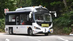 Bus tanpa pengemudi melaju selama uji coba publik di kawasan wisata Pulau Sentosa, Singapura pada 20 Agustus 2019. Singapura akan mulai uji coba bus tanpa sopir (otonom/bergerak sendiri tanpa pengemudi) yang bisa dipesan lewat aplikasi pada 26 Agustus - 15 November 2019. (Roslan RAHMAN/AFP)