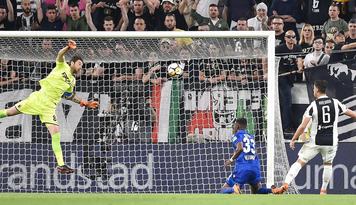 Pemain Juventus, Sami Khedira (kanan) saat menetak gol ke gawang Bologna pada lanjutan Serie A di Allianz Stadium, Turin, (5/5/2018). Juventus menang 3-1. (Alessandro Di Marco/ANSA via AP)