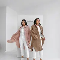 Long jacket berbahan furr yang dikenakan sebagai outer adalah pilihan outfit kembar yang tepat untukmu dan saudara. (instagram/elizrahajeng)