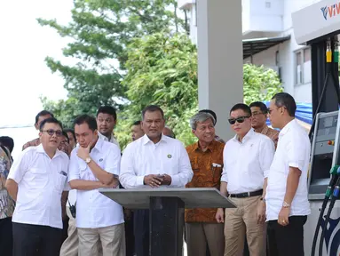 Menteri ESDM, Ignasius Jonan (kedua kanan) usai meresmikan SPBU Vivo di kawasan Cilangkap, Jakarta, Kamis (26/10). SPBU tersebut akan menyalurkan BBM bensin Research Octane Number (RON) 89, 90, dan 92 dengan merk Revvo. (Liputan6.com/Helmi Fithriansyah)