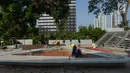 Pekerja proyek menyelesaikan pembangunan Taman Spot dan Budaya Dukuh Atas, Jakarta, Rabu (19/6/2019). Taman tersebut digunakan untuk menciptakan ruang ekspresi budaya yang pembangunnnya hampir rampung. (merdeka.com/Imam Buhori)