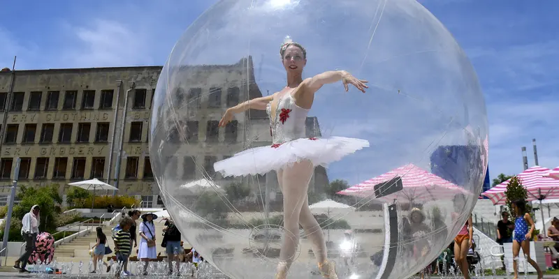 Penari Balet Dalam Gelembung Plastik
