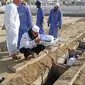 PPIH Arab Saudi mengawal prosesi pengurusan jenazah jemaah haji asal Majalengka, Suharja Wardi bin Ardi mulai dari dimandikan, disholatkan di Masjidil Haram, hingga dimakamkan di Saraya, Makkah. Suharja merupakan salah satu jemaah yang hilang saat wukuf di Arafah pada 27 Juni 2023 lalu. (FOTO: MCH PPIH ARAB SAUDI 2023)